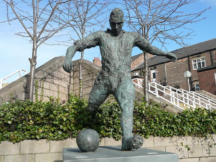 Jackie Milburn Statue